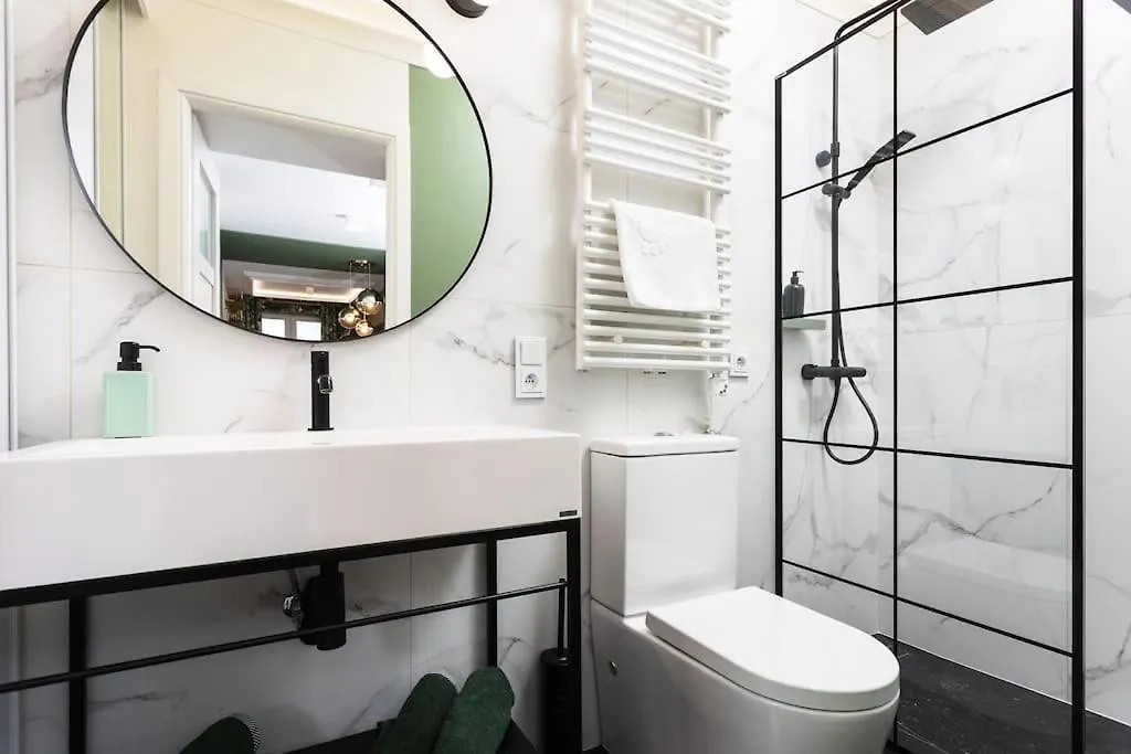 Verdant Oasis - Old Town Studio - By Upstairs Krakow Apartment